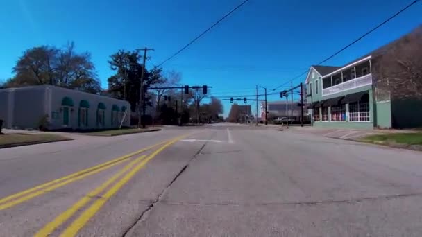 オーガスタ ガインUsa Fpvは 歴史的な景色を残し 早朝にダウンタウンの通りを通って運転します 緑の通り5番街 — ストック動画