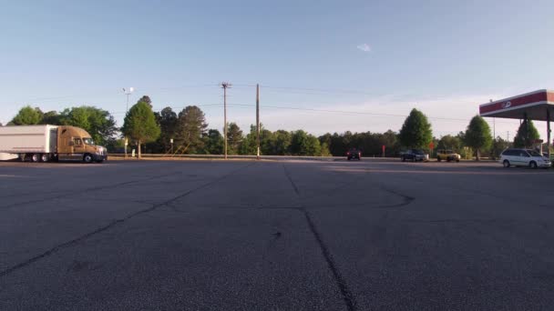Augusta Usa Bir Kamyon Durağının Otoparkındaki Otoyolda Trafik — Stok video