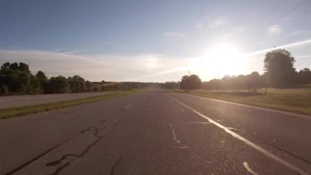 オーガスタ ガインUsa Pov Fpv農地や交通と農村部の高速道路で朝に輝く太陽に運転 高速道路1 — ストック動画