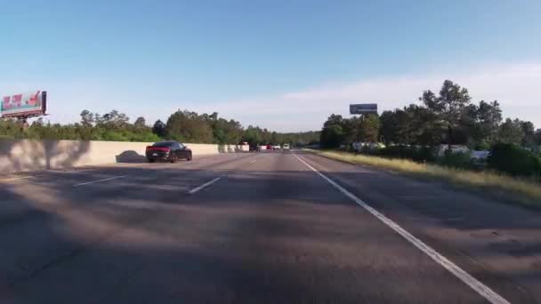 Augusta Usa Ruch Fpv Autostradzie Dodge Charger Challenger Mijający Bobby — Wideo stockowe