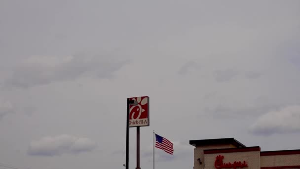 Augusta Usa Chick Fil Znak Restauracji Flaga Amerykańska Pochmurny Dzień — Wideo stockowe