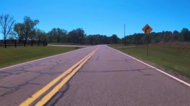 Burke County, Ga USA - 05 01: 21: FPV çitleri ve kırsal bir Gürcistan kırsal kesiminden tarım arazisi manzarası 