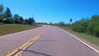 Burke County, Ga USA - 05 01: 21 POV FPV Gürcistan kırsalında arabaları geçiyor 