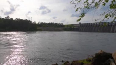 Augusta, Ga USA - 05 02: 21 Bulutlu bir akşamda bir nehir ve baraj Pan - Thurmond Barajı Gölü 