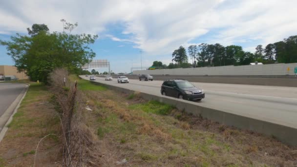 Augusta États Unis Circulation Sur Une Autoroute Depuis Une Clôture — Video
