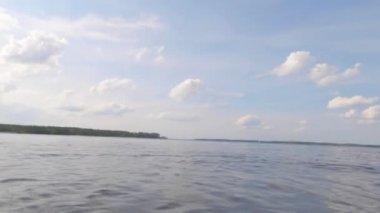fpv pov bulutlu bir günde gölde su üzerinde yüzüyor