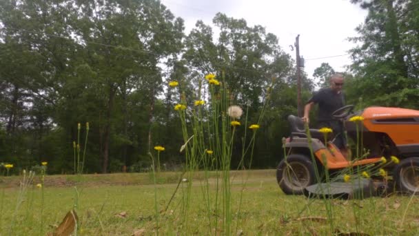 Burke County Eua Homem Que Entra Cortador Grama Equitação Dia — Vídeo de Stock