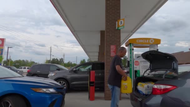 Richmond County Usa Man Fills Gas Container Circle Convenience Store — Video