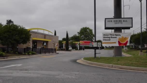 Columbia County Usa Vista Frontal Mcdonalds Now Hiring Sign Dining — Vídeo de Stock