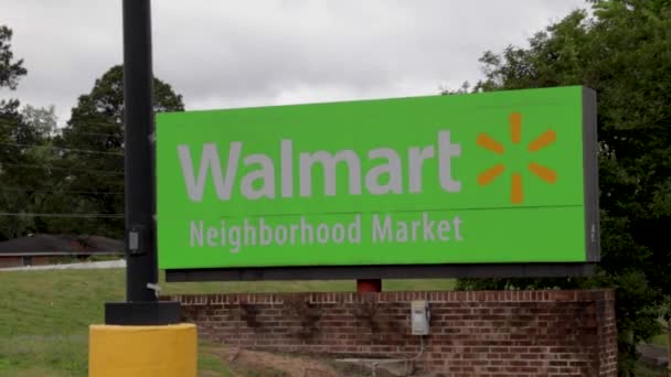 Columbia County Usa Walmart Neighborhood Market Street Sign Traffic Rainy — Vídeos de Stock