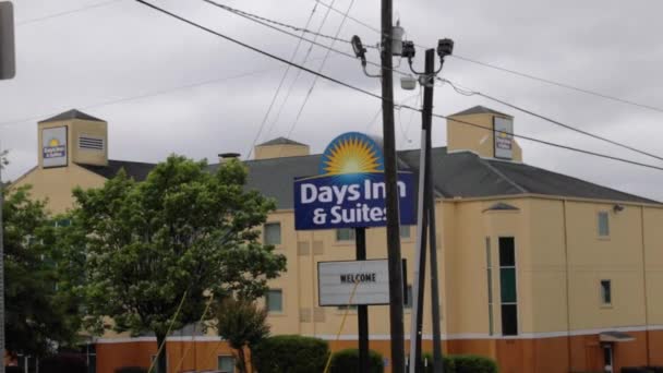 Richmond County Usa Days Inn Suites Street Sign Building Traffic — Stock video