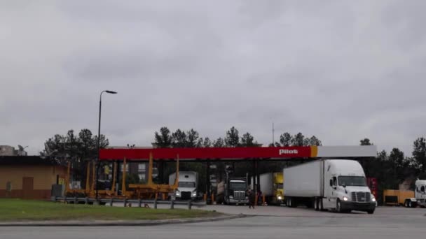 Richmond County Usa Distant View Semi Trucks Fueling Diesel Pilot — Vídeo de stock