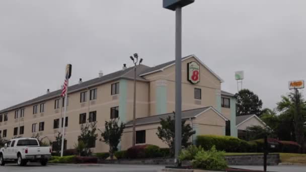 美国Ga州Richmond县 Super 8酒店在阴天 一辆停着的卡车 — 图库视频影像
