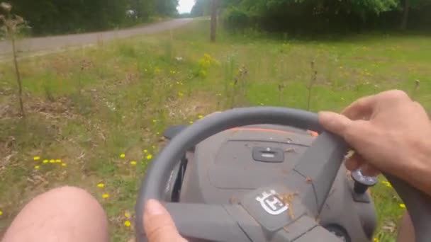 Burke County Usa Pov Man Driving Riding Lawnmower Summer Day — Vídeos de Stock