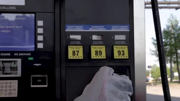 Richmond County Usa Close Gas Pumps Plastic Bags Traffic Raceway — Vídeo de stock