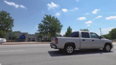 Duluth, Ga USA - 07 05: 20: Duluth Ga 'da Pleasant Hill yolunda trafik vardı Applebees' in otopark girişine dönüyordu.