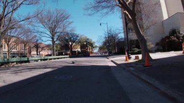 Augusta, Ga USA - 02-21: Şehir merkezindeki caddelerde sokak manzaralı trafiğe karışmak