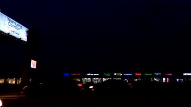 Augusta, Ga USA - 117 17 20: City Street tavası ışıklı işaretli renkli bir alışveriş merkezi