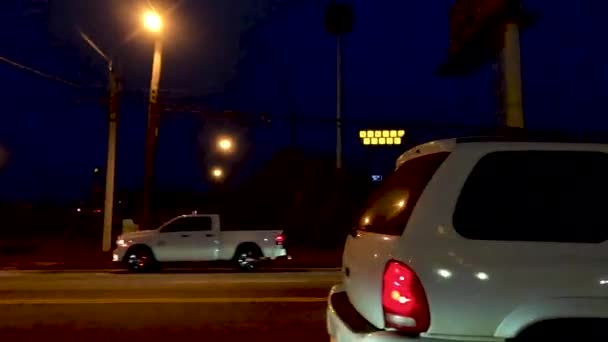 Augusta Usa Night City Street Pan Waffle House Megvilágított Útjelzőkkel — Stock videók