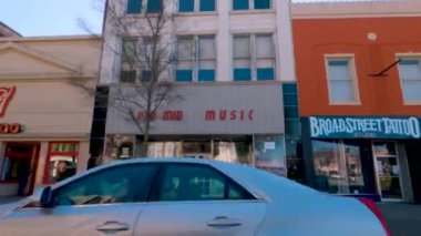 Augusta, Ga USA - 02: 21 Augusta Grouchos Şarküteri ve Funky sanat eserlerinin tarihi yapıları duvarda asılı.