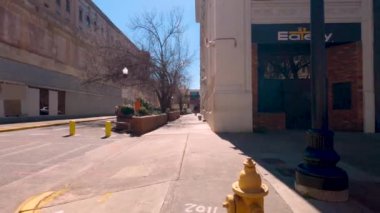 Augusta, Ga USA - 02: 21 Augusta caddesi şehir merkezindeki tarihi binaların Pan 'ı polis arabası ve insanlarla