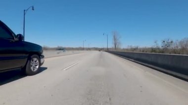 Augusta, Ga USA - 02: 21 POV FPV 25 no 'lu otobandan Güney Carolina şehir merkezine geçiyor. 