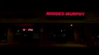 Augusta, Ga USA - 04: 11: Şehir sahnesi Arabaları ve insanlar bir şehir deniz ürünleri fast food restoranı Kırmızı Yengeç ve bir alışveriş merkezinde pankart - Şeftali Bahçesi Yolu