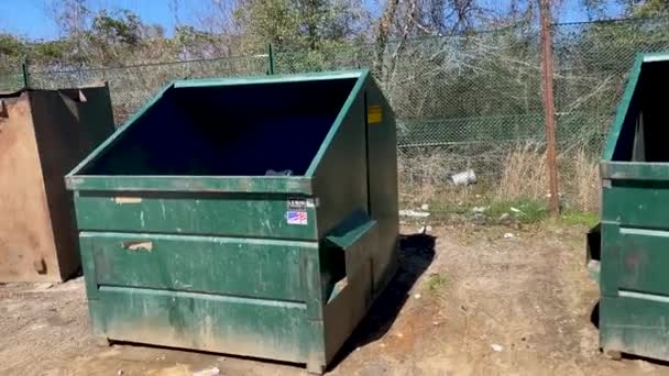 Burke County Usa Pan Trash Container Välte Sin Sida Landsbygden — Stockvideo