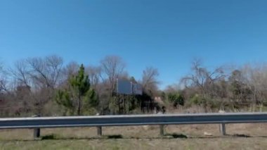 Kuzey Augusta, SC USA - 02 21: 21: Sokak panosu Gürcistan ve Güney Carolina eyalet sınırındaki köprüde Augusta şehrinin ufuk çizgisini gözler önüne serdi