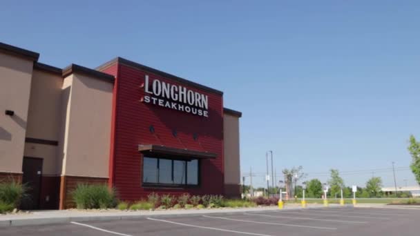 Columbia County Usa Longhorns Steakhouse Restaurant Corner View Traffic Background — 비디오