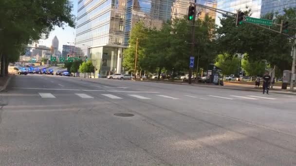 Atlanta Usa 2020 Eine Schlange Von Polizeiautos Mit Blaulicht Blockiert — Stockvideo