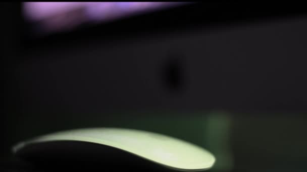 Augusta Usa Une Souris Apple Tournant Lentement Imac Flou Arrière — Video