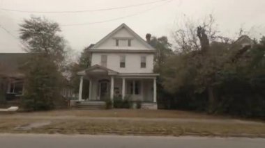 Richmond County, Ga USA - 021: İki katlı Eski 1950 model Gürcistan sonbaharında evler Wrightsboro yolu