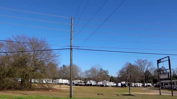 Augusta Usa Street Pan Trailer Rental Park Clear Sky Background — Αρχείο Βίντεο