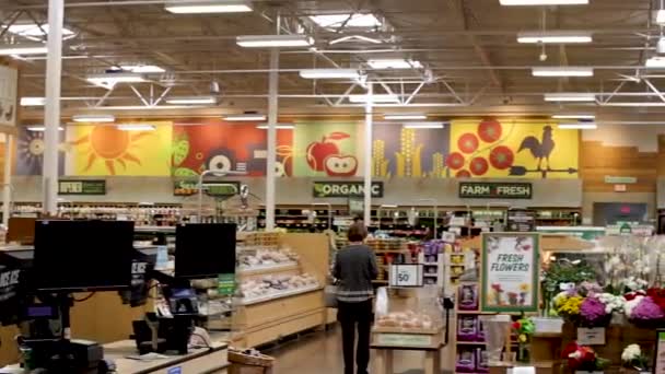 Augusta Usa Sprouts Retail Grocery Store Interior Pan People Shopping — Video Stock