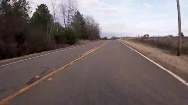 Burke County, Ga USA - 01 25: POV FPV uzun bir köy yolunda tarla cevizi bahçeleri ve evleri ile ilerliyor
