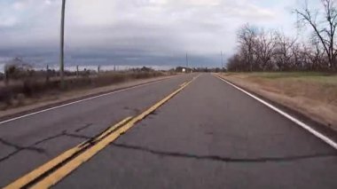 Burke County, Ga USA - 01: 25 POV FPV tarım arazisi ve pekan ağaçlarıyla dolu uzun bir köy yolunda ilerliyor