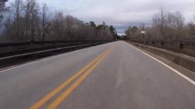 Burke County, Ga USA - 01 25: POV FPV ülkedeki eski bir demiryolu köprüsünde sürüyor - 88.