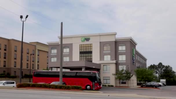 Augusta Usa Piros Turistabusz Parkolás Holiday Inn Express Szállodában Délelőtt — Stock videók