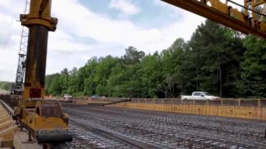 Augusta, Ga USA - 06 04: Bir köprü inşa bölgesi - tamamlanmamış köprü yüzeyi ve arka plan trafiği - köprünün altında trafik ve nehir - Hwy 1