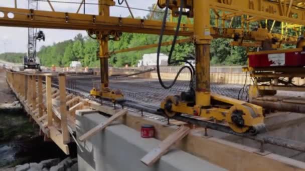 Augusta Usa Brückenbauzone Schwenk Von Eisenbahnbrücken Montagemaschinen Seitenansicht Aus Nächster — Stockvideo