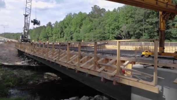 Augusta Usa Een Brug Bouwzone Gebouwd Tot Een Rivier Onder — Stockvideo