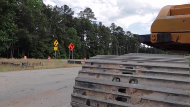 Augusta Usa Focus Wheel Back Hoe Blurted Background Traffic River — стокове відео