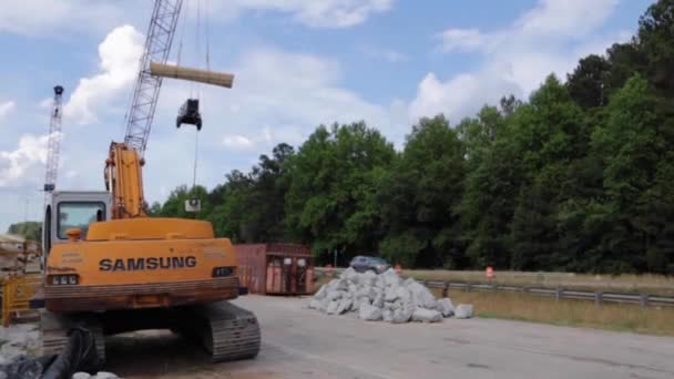 Augusta Usa Maschinenschaufel Und Findlingshaufen Auf Einer Brückenbaustelle Highway — Stockvideo