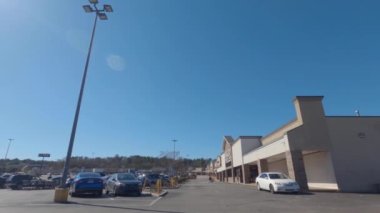 Augusta, Ga USA - 03 04: 21: Perakende alışveriş merkezi otoparkı binaları ve halkı - Windsor Spring Road