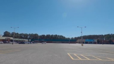 Augusta, Ga USA - 03 04: 21: Pan of a bos Covid-19 aşı sahneleme binasi turuncu koniler ve otopark - Washington Road 