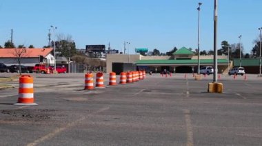 Augusta, Ga USA - 03 04: 21: Pan of a bos Covid-19 aşı kliniği turuncu koniler ve otoparkla kurulmuş bir alışveriş merkezinde 