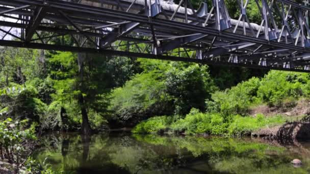 Une Rivière Paresseuse Une Grande Pipe Pont Métallique Par Une — Video
