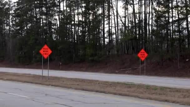 Augusta Usa Orange Road Work Waarschuwingsborden Bestuurders Passerende Auto Waarschuwen — Stockvideo