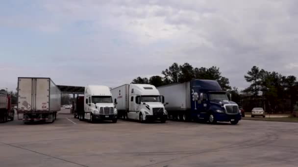 Augusta Usa Parada Camiones Semirremolques Una Gasolinera Sprint Con Estacionamiento — Vídeo de stock